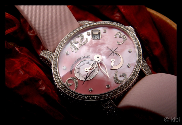 Číselník z růžové perleti osázený diamanty